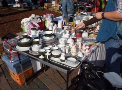 Аферист уговорил на улице старика купить набор посуды за 50 000 рублей