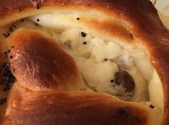 Замаскированного под мак таракана в покупной булочке обнаружила жительница Пятигорска