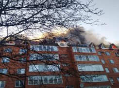 На Ставрополье в пожаре сгорела крыша многоквартирного жилого дома