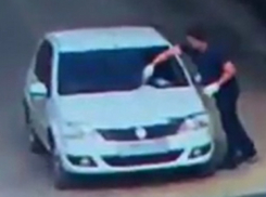 Дерзкий поджог автомобиля «Рено» в курортной зоне Ессентуков попал на видео