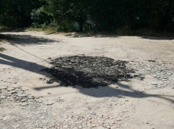 Асфальтирование несуществующих ям на гравийной дороге  насмешило жителей Ставрополья