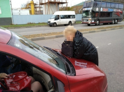 Нетрезвая женщина набросилась на машину такси посреди дороги в Ставрополе