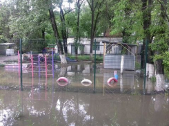 Сильные ливни превратили в болото детский сад на Ставрополье