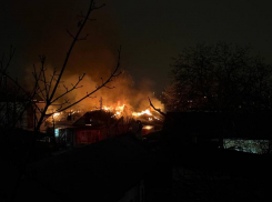 Бушующий в центре Ставрополя пожар тушат спасатели