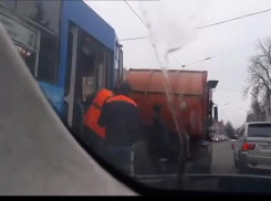 Мусоровоз и трамвай встретились на автодороге в Пятигорске