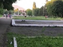 Заросшие клумбы, разбитый асфальт и переполненные «мусорки» в парке Победы Пятигорска попали на видео