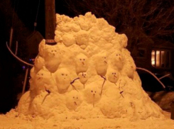 Жуткие снеговики пугают жителей на улицах Ставрополя