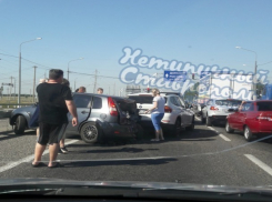 Тройная авария стала причиной многокилометровой пробки на въезде в Ставрополь, - очевидцы