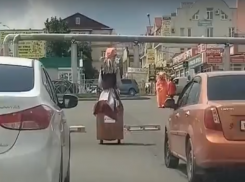 С метлы на гироскутер: баба Яга повеселила жителей Ставрополя