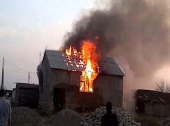 Пожар оставил без крыши домовладельцев в селе на Ставрополье
