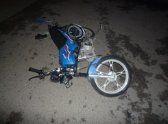 На Ставрополье таксист сбил парней на мотоцикле