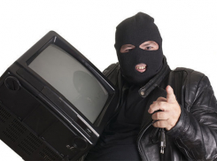 Житель Ставрополя ворвался к пенсионерке из Саратова и украл телевизор