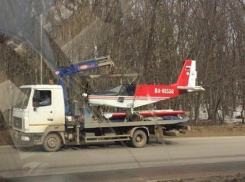 Эвакуатор увёз легкомоторный самолет за посадку в неположенном месте в Ставрополе