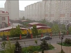 Жителей Ставрополя неожиданно накрыло мощным градом
