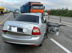 Пассажир Приоры погиб после столкновения со стоящим грузовиком в Минераловодском округе