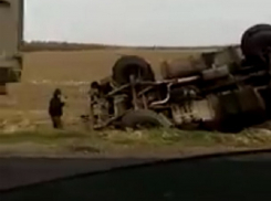 Водитель КамАЗа проигнорировал знак ограничения скорости до 70 км/ч и перевернулся  на трассе в Ставропольском крае