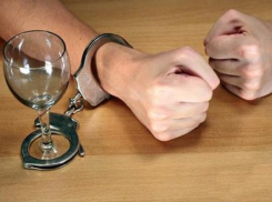 Полицейские нашли 700 бутылок контрафактного алкоголя в машине жителя Пятигорска