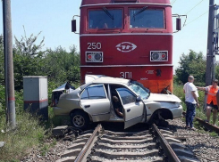 Водитель и пассажир «Акцента» со ставропольскими номерами погибли в страшном столкновении с поездом на Кубани
