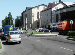 Водитель мусоровоза сбил столб с электрическими проводами в Ставрополе