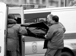 Из окна многоэтажки в Ставрополе выпала 28-летняя девушка 