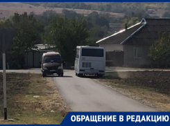 Тротуара нет, вместо него ― кювет. Жители села Шишкино боятся ездить по новой дороге