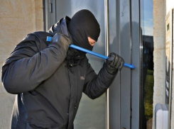 На Ставрополье воры ворвались в дом к пенсионеру и ограбили его