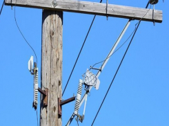 Сильный удар током получил забравшийся на электроопору дачник