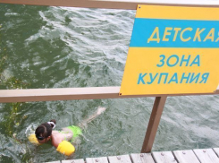 Трехлетняя девочка ушла под воду на озере Ставрополья, пока ее отец сидел спиной к берегу