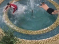 Два подростка шокировали посетителей нырянием в фонтан ТЦ «Космос» в Ставрополе 
