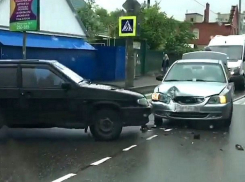 ДТП с ВАЗом и «Акцентом» возле лицея в Ставрополе попало на видео