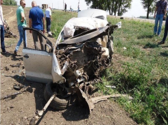 В страшном столкновении с грузовиком погиб молодой водитель «Фольксвагена» на Ставрополье