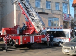 Пожарные с трудом потушили горящую семиэтажку в Ставрополе 