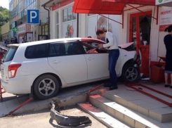 Белая иномарка «влетела» в фасад «Магнита» на Ставрополье