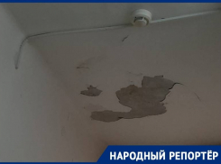 «Сыпется штукатурка на голову»: жители Невинномысска рассказали о плачевном состоянии медучреждения