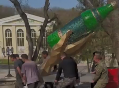 Гигантскую бутылку минеральной воды установили в качестве арт-объекта в Ессентуках