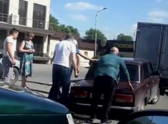 Пожилой автомобилист на ВАЗе застрял в ливневке на дороге Пятигорска
