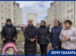 Жители Ставрополя месяцами просят городские власти убрать мусорные баки от детской площадки