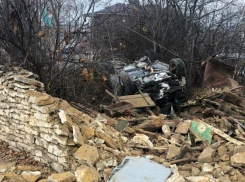 Автомобиль врезался в каменный забор и перевернулся в Кисловодске, - водитель погиб
