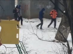 Нюхающие за гаражами газ «малолетки» попали на видео в Ставропольском крае 