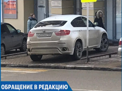 «Паркуюсь как хочу»: автохам оставил машину поперек тротуара в центре Ставрополя