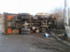 На одной из улиц Ставрополя перевернулся мусоровоз
