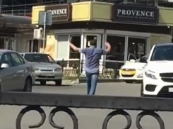 Неадекватный молодой человек посреди проезжей части пытался регулировать движение трамваев и автомобилей в Пятигорске