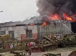 Склад на воинской части площадью 300 квадратов загорелся на Ставрополье — видео 