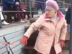 Крутая бабулька в розовом «зажгла» под «Sweet dreams» и попала на видео на КМВ 