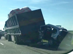Водитель «Нивы» погиб в страшном столкновении с КамАЗом на Ставрополье