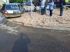 Во избежания столкновения с машиной водитель легковушки влетел в ограждение в Ставрополе