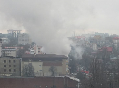 В центре Ставрополя загорелся дом