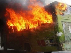 Загоревшийся под Невинномысском автобус вез детей в театр 