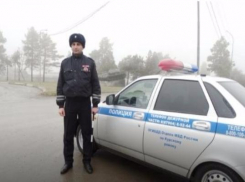 Замерзающего на дороге водителя выручил сотрудник полиции