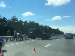 Военная бронемашина врезалась в разделительное заграждение под Ставрополем